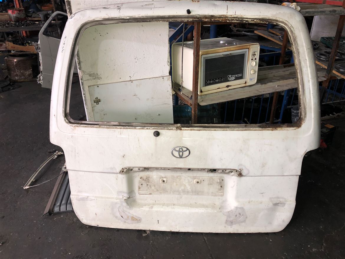 Toyota Hiace Bagaj Kapağı (Kusurlu)