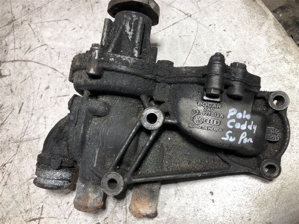Volkswagen Caddy 1.9 TDI Su Devirdaim Pompası 037121013A