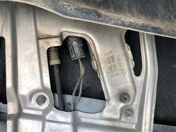 BMW E39 Sağ Ön Kapı Cam Krikosu 8236860 8236858