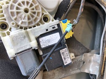 Citroen C4 Çıkma Sol Ön Kapı Cam Krikosu (96549810