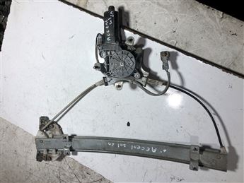 Hyundai Accent Sol Ön Cam Krikosu (2)