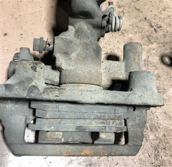 Mazda 626 1988-1991 Sağ Ön Fren Kaliperi