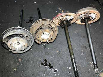 Mazda E2200 Sağ Arka Taşıyıcı Aks Fren Tablası