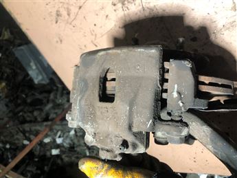 Mazda E2200 Sol Ön Fren Kaliperi