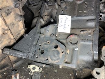 Mercedes 200 D Yarım Motor