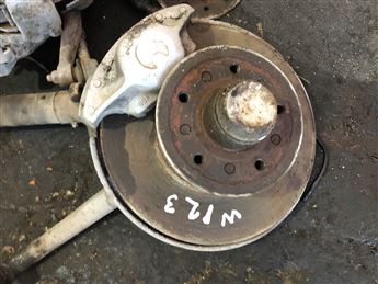 Mercedes (w123) Sağ Sol Ön Taşıyıcı Poya Fren Merkezi