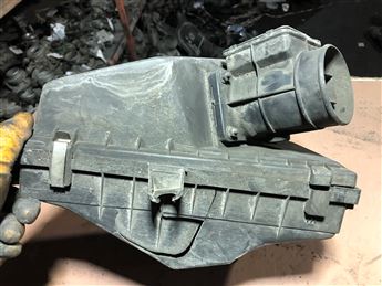 Mitsubishi Carisma Hava Filtre Kutusu (2)