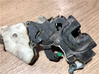 Nissan Sunny Primera Sol Arka Kapı Kilidi