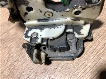 Nissan Sunny Primera Sol Arka Kapı Kilidi
