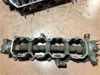 Opel Astra F-G Vectra A-B Omega A-B 2.0 8V Eksantrik Mili ve Muhafazası R90209830