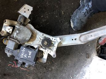 Opel Vectra A Sağ Ön Kapı Cam Krikosu (2)