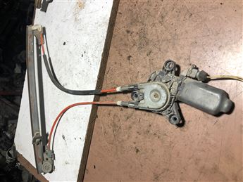 Peugeot 106 Saxo 1996-2004 (Üç Kapı) Sağ Ön Kapı Cam Krikosu