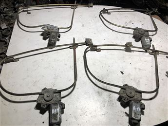 Renault 19 Sağ Ön Kapı Cam Krikosu