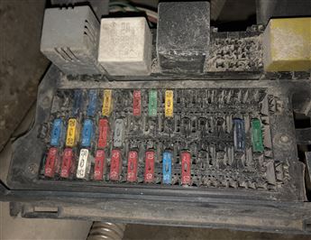 Renault Kangoo 1.9 Sigorta Panosu Kutusu (göğüslükte)