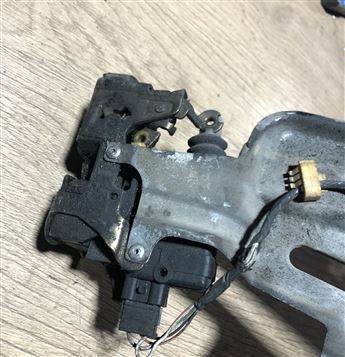 Renault Laguna 1994-2002 Sol Ön Kapı Kilidi - Bağlantı Sacı