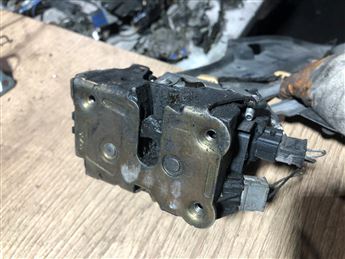 Renault Laguna 1994-2002 Sol Ön Kapı Kilidi - Bağlantı Sacı