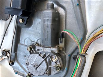 Volvo 850 Sağ Arka Kapı Cam Krikosu (Elektrikli)